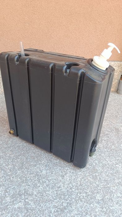 Резервоар за вода с диспансер за сапун