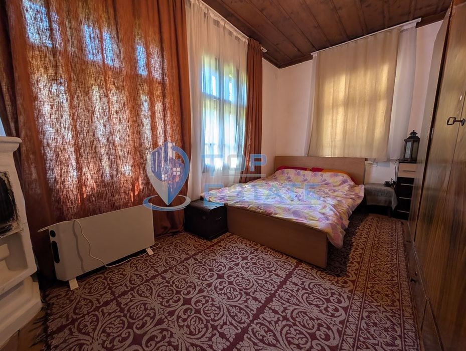Двуетажна къща с двор в село Сливовица