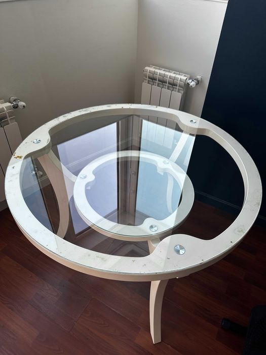 Обеденный стол со стеклянной столешницей