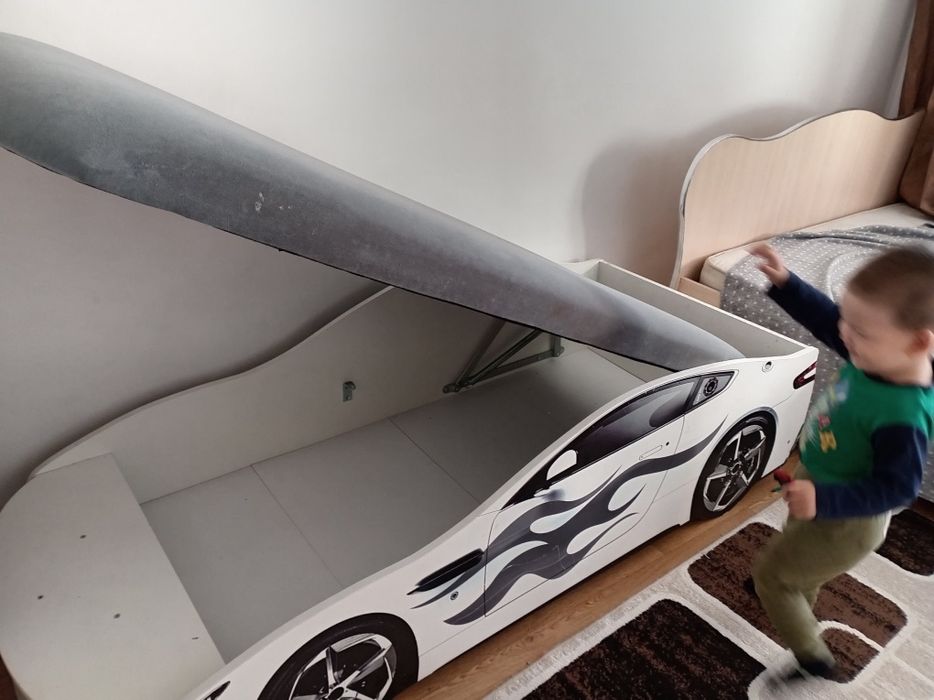 Продам детскую кровать машинку