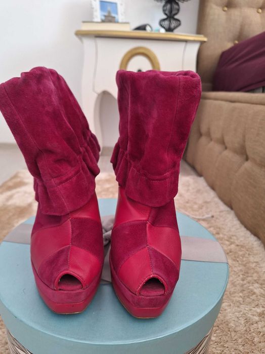 Vand botine decupate Irregular Choice din piele masura 36