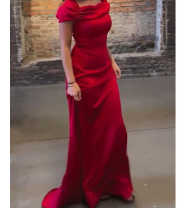 Платье красного цвета