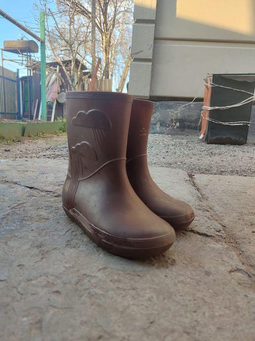 Продам резиновые сапоги