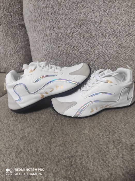 Продам кроссовки белые,р38,5