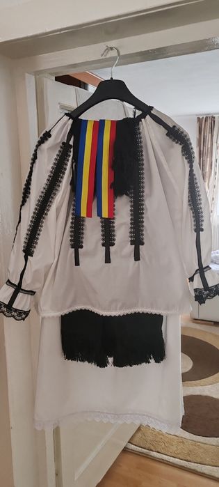 Vând Costum popular nou pt detalii la Nr afișat