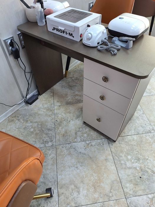 Бюро маса за маникюр