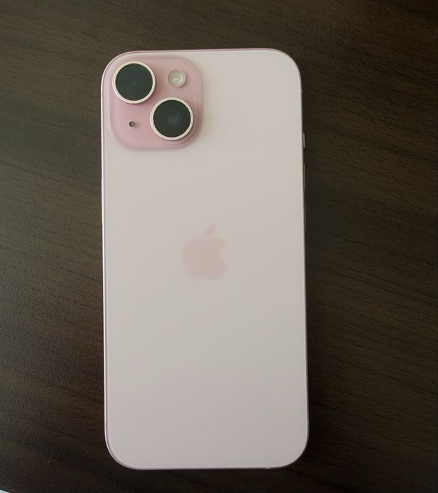 Vând iPhone 15 PINK