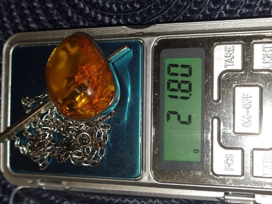 Сребърно колие с кехлибар