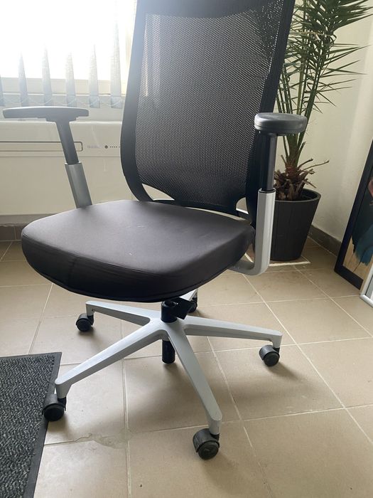 Scaun birou,stare foarte buna cumparat din Olanda,culoarea neagra cu gri,foarte calitativ