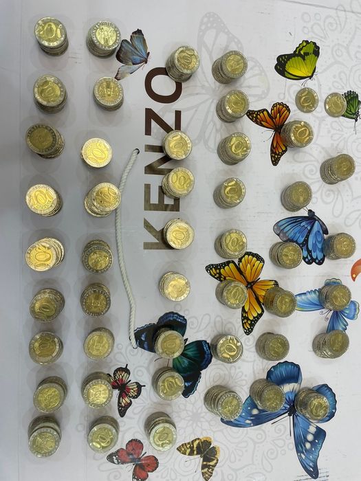 200 тенге монета (453 штук)