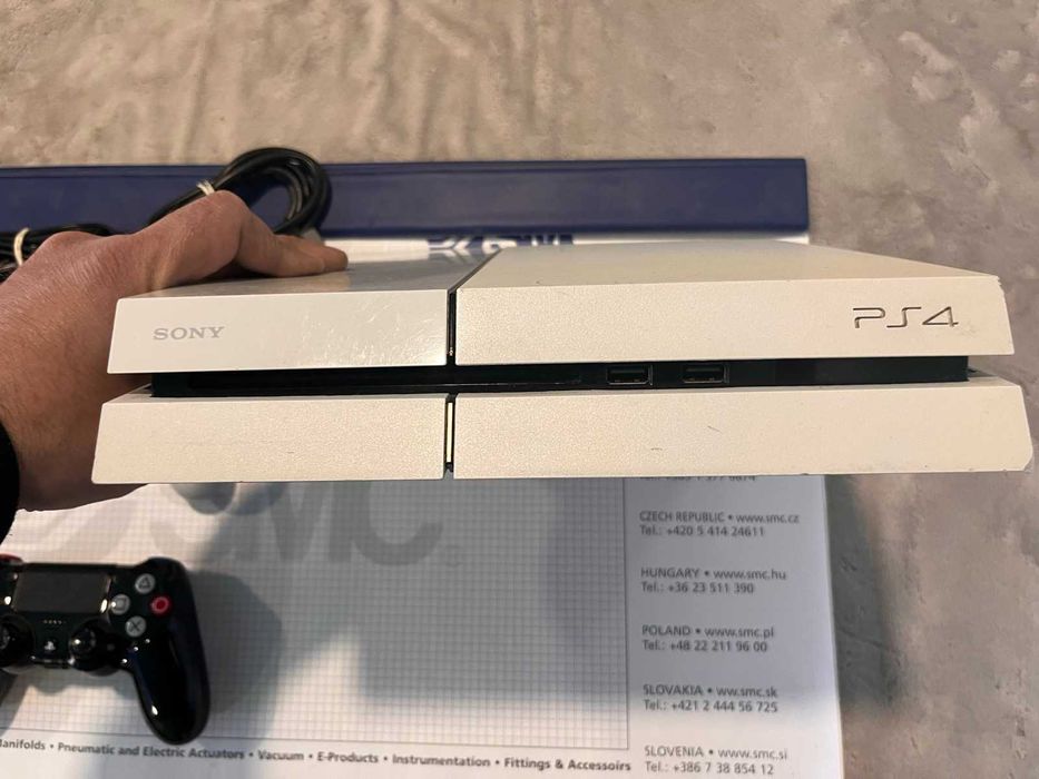 Продавам Play Station 4 White Limited Edition