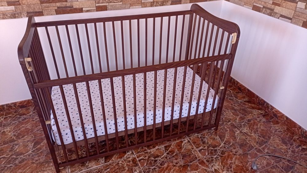 Pătuț din lemn pentru bebeluș