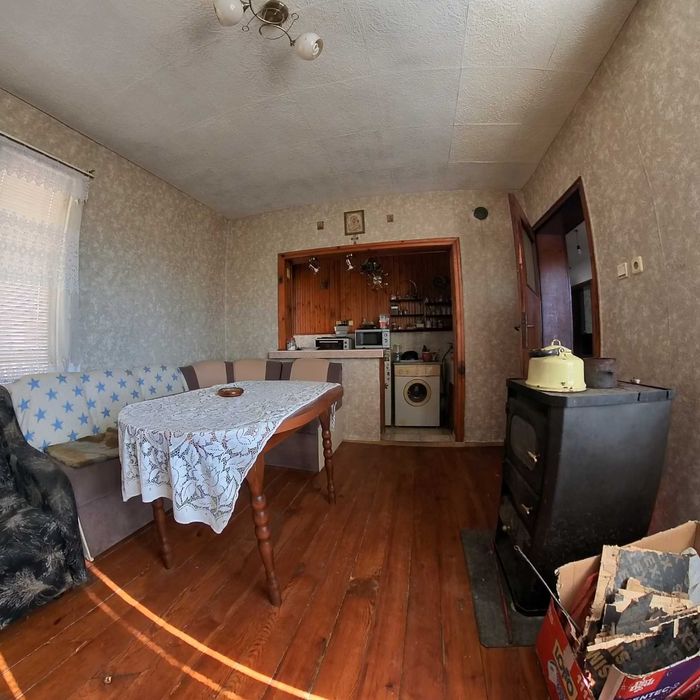 Самостоятелен етаж от къща с двор – гр. Попово, главен булевард