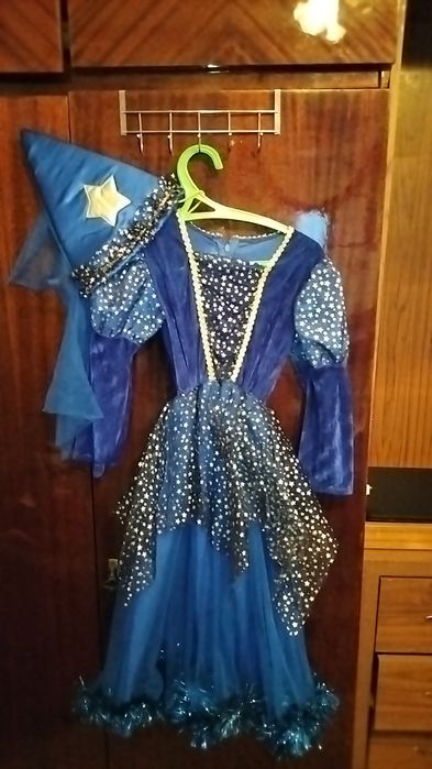 Продам детские костюмы и платья