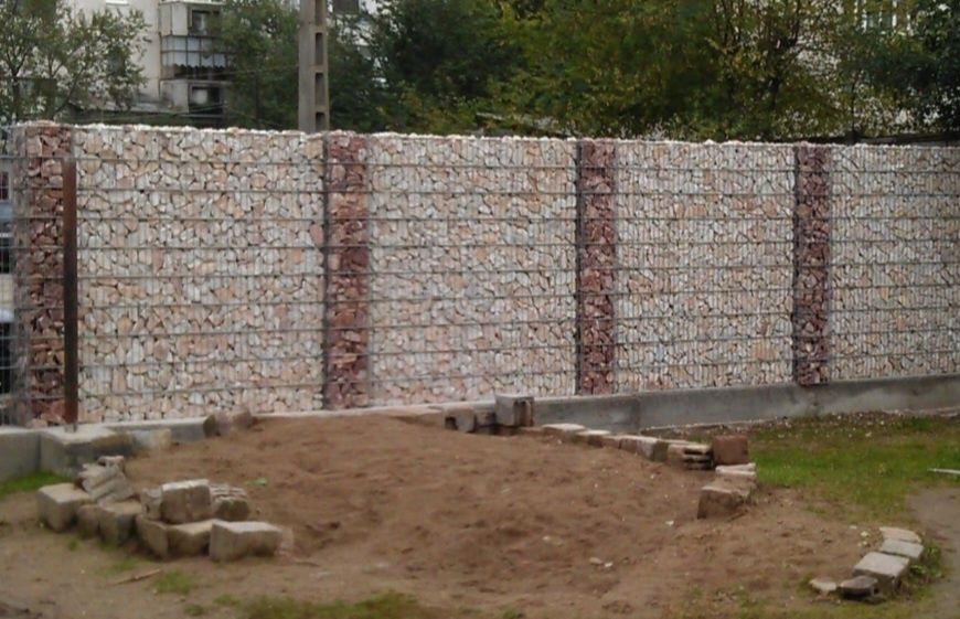 Bolovanii decorativi rosiatici si alb crem ornamentali gradina