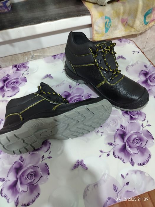 Продам спец ботинки