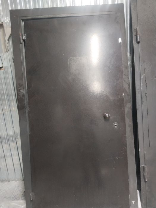 Продам дверь б/у металлическая