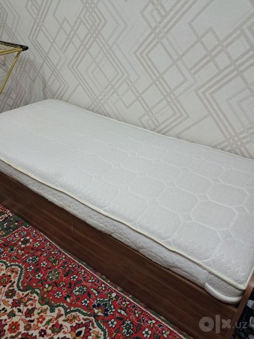 Продаеться 2 кроват и 2 ортопедический матрац.