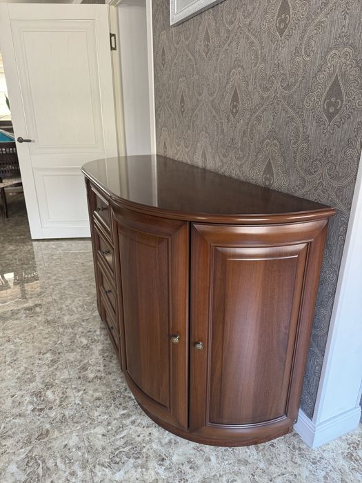 Сервант комод стол со стульями