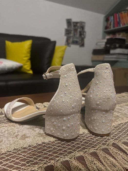 Sandale albe cu perle