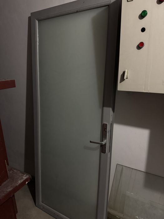 Продам дверь алюминиевая