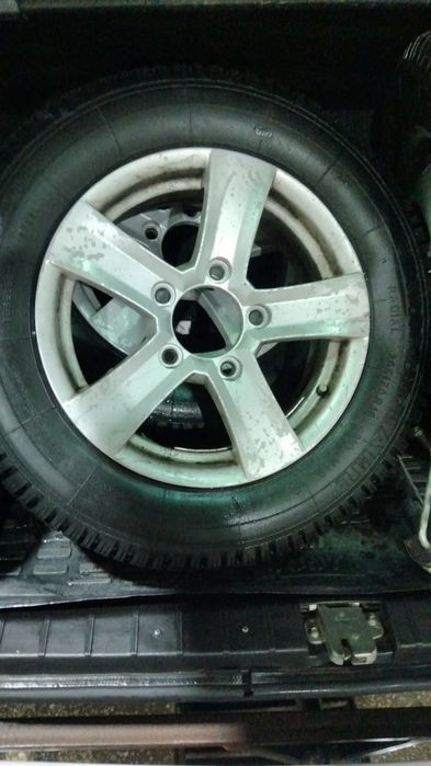 Шина для нивы бу. R16.