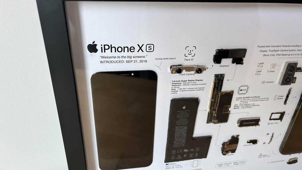 Декоративна рамка iPhone XS teardown / dismantled frame art
