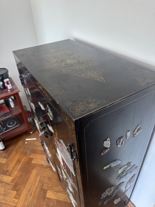 Dulap chinezesc cu pietre de sidef