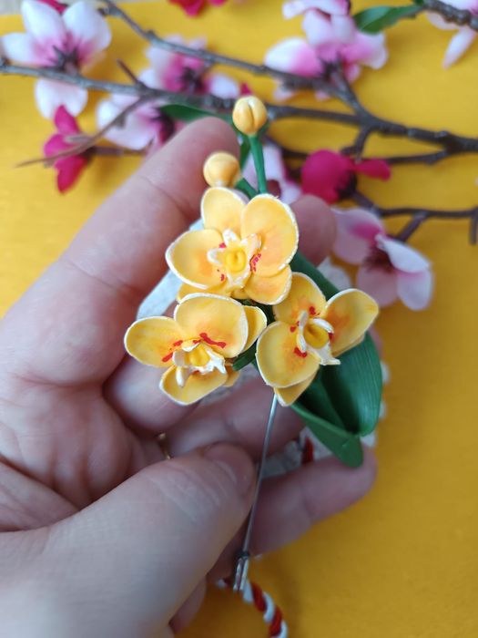 Brosa orhidee din portelan rece