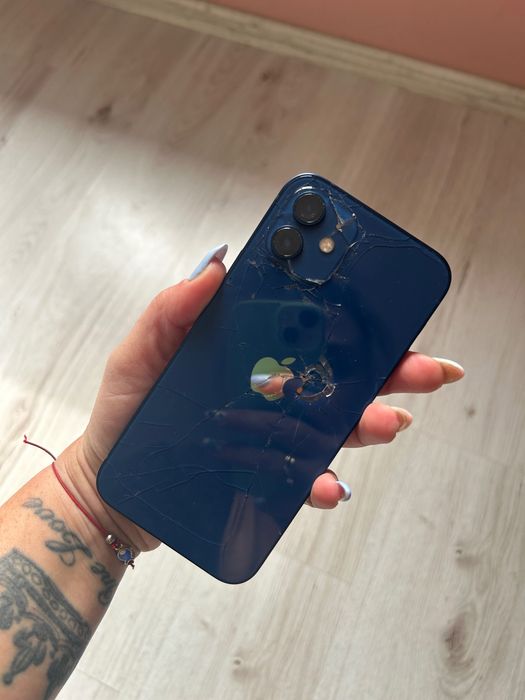 Продавам iPhone 12