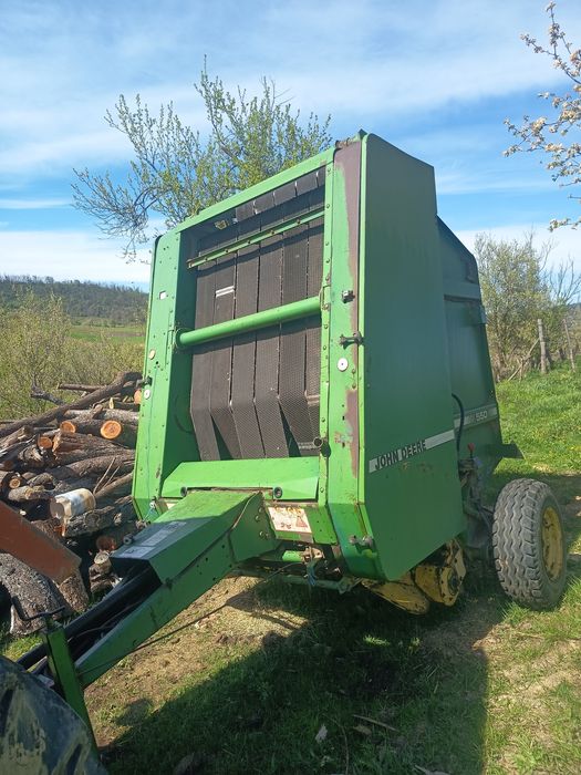 Vând presa baloți rotunzi John Deere 550