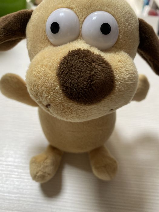 Плюшена играчка куче повтаря звуци  и движи главата