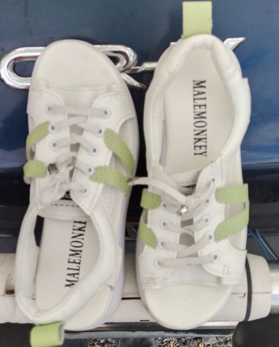 Продается детская обувь.