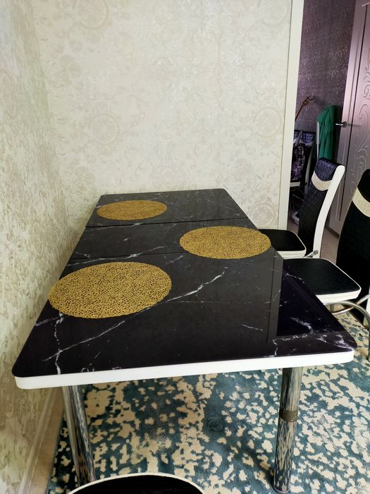 Стол с шести стулями