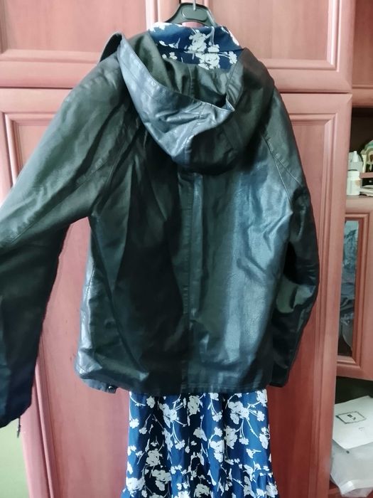 Кожаная куртка- женская.