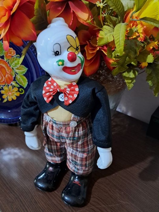 Порцеланов движеш музикален клоун