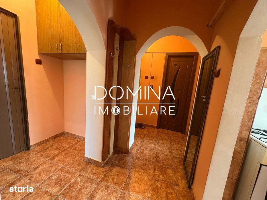 Vanzare apartament 3 camere, etaj 3, situat in Targu Jiu, strada Slt.