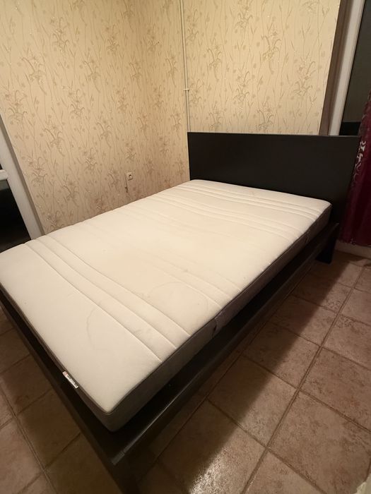 Спалня от IKEA с подматрачна рамка и матрак