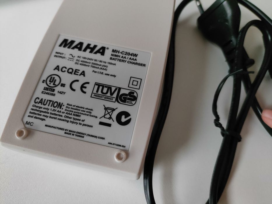 Încărcător rapid acumulatori AA sau AAA Powerex MH-C204W