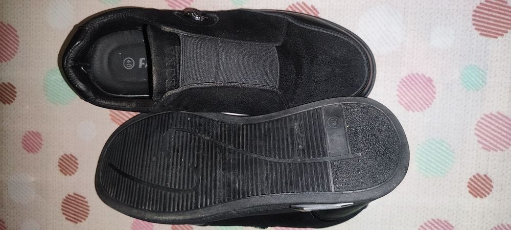 Туфли черного цвета.