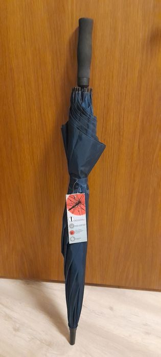 Продавам голям чадър за дъжд