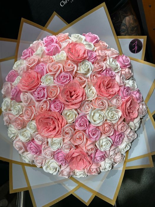 Buchet trandafiri sapun cu inițială/ stitch sclipici glitter/ rosu roz