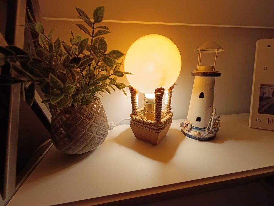 Veioza fabricata din coaja de ou de Struț