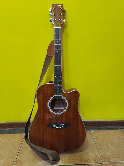 Гитара акустическая Adagio со встроенным звукоснимателем