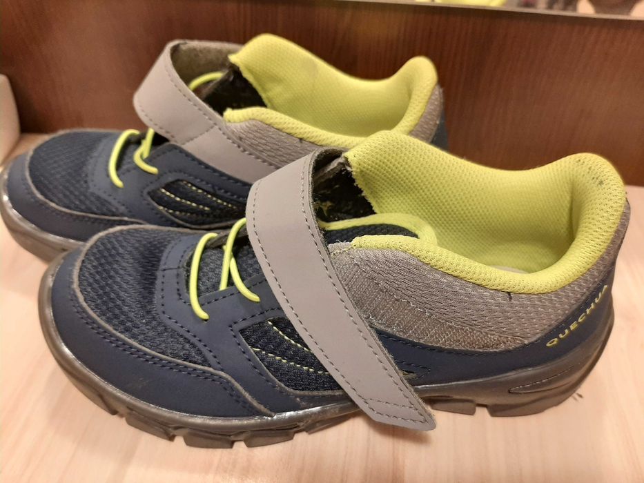 Продавам детски обувки за момче