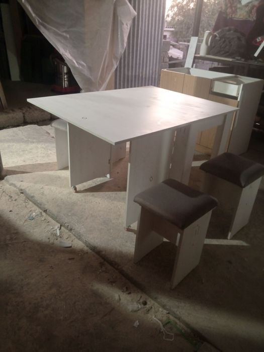 Продам кухонный стол.