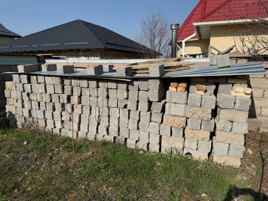 Продаются шлакоблоки б/у по 50 тг. за штуку.
