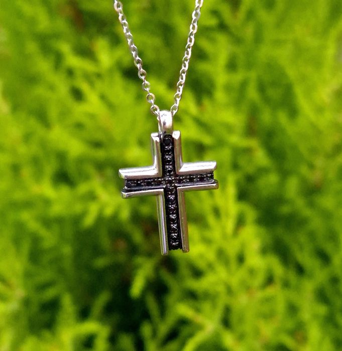 Cruciulita Zancan din aur de 18K cu diamante naturale negre