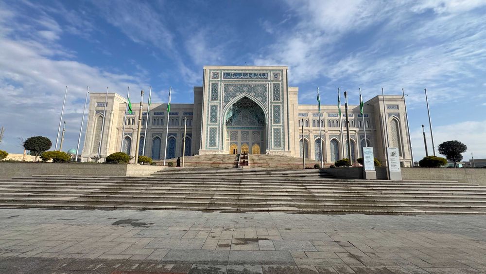 Сдаётся новая 1-комнатная квартира-студия (ориентир — Хаст-Имам).