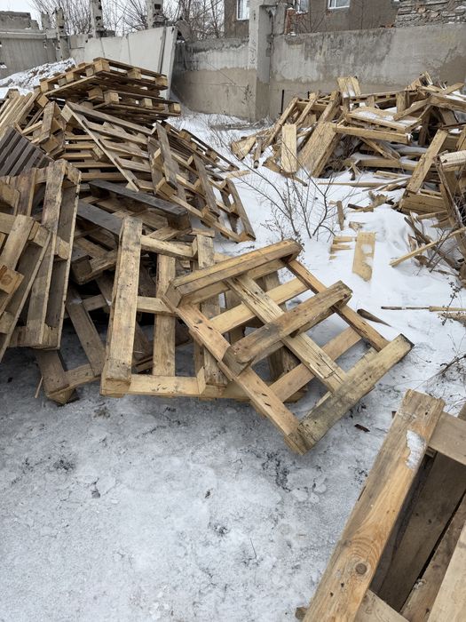 Поддоны деревянные дрова доски